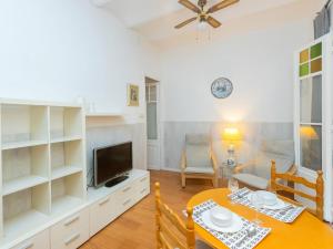 Televízia a/alebo spoločenská miestnosť v ubytovaní Apartment Gracia Torrijos by Interhome