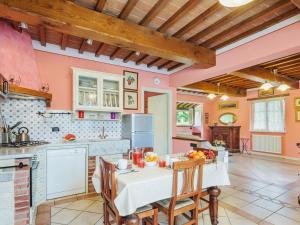 MontemagnoにあるHoliday Home Verde Versilia by Interhomeのキッチン(テーブル、椅子付)