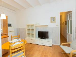 Televízia a/alebo spoločenská miestnosť v ubytovaní Apartment Gracia Torrijos by Interhome