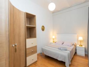 um pequeno quarto com uma cama e um closet em Apartment Gracia Torrijos by Interhome em Barcelona