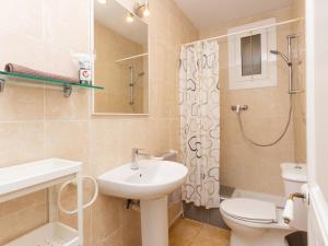 A bathroom at Apartment Gracia Torrijos by Interhome