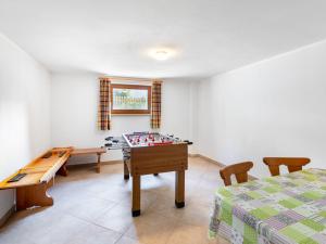 Zimmer mit einem Spieltisch und einem Bett in der Unterkunft Holiday Home Haus am Sonnenhang by Interhome in Spielbichl