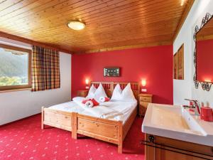 SpielbichlにあるHoliday Home Haus am Sonnenhang by Interhomeのベッドルーム1室(ベッド1台、バスタブ、シンク付) +18枚の写真