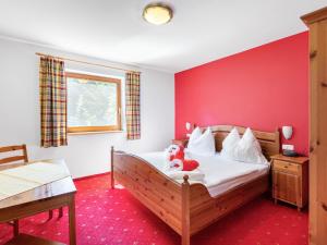 SpielbichlにあるHoliday Home Haus am Sonnenhang by Interhomeのテディベアのベッドがある寝室