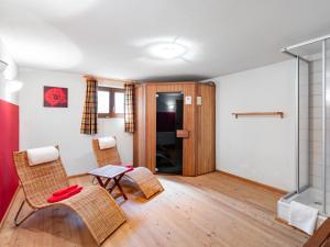 SpielbichlにあるHoliday Home Haus am Sonnenhang by Interhomeの椅子とテーブルのあるリビングルーム