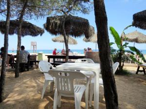 una mesa blanca y sillas en la playa en Holiday Home Goleri - BSD100 by Interhome, en Bari Sardo