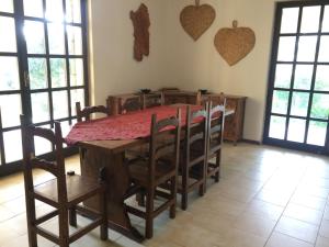comedor con mesa de madera y sillas en Holiday Home Goleri - BSD100 by Interhome, en Bari Sardo