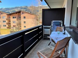 - un balcon avec une table et des chaises dans l'établissement Apartment App- Sollereder by Interhome, à Brixen im Thale