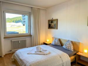 - une chambre avec un lit et une serviette dans l'établissement Apartment App- Sollereder by Interhome, à Brixen im Thale