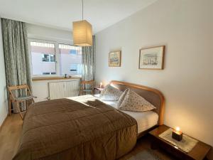 Schlafzimmer mit einem Bett, einem Tisch und einem Fenster in der Unterkunft Apartment App- Sollereder by Interhome in Brixen im Thale