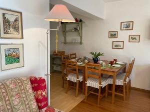 ein Esszimmer mit einem Tisch und Stühlen in der Unterkunft Apartment App- Sollereder by Interhome in Brixen im Thale