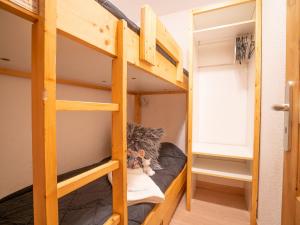 Palanda nebo palandy na pokoji v ubytování Apartment Arcelle 203 by Interhome