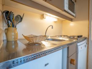 una encimera con fregadero y un tazón. en Apartment Arcelle 614 by Interhome, en Val Thorens 21 fotos más