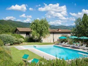 basen na dziedzińcu z leżakami i parasolami w obiekcie Holiday Home La Badia by Interhome w mieście Dicomano +35 zdjęć