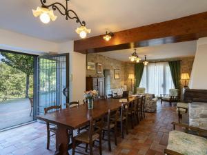 jadalnia z dużym drewnianym stołem i krzesłami w obiekcie Holiday Home La Badia by Interhome w mieście Dicomano