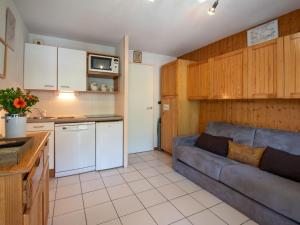 een woonkamer met een bank en een keuken bij Apartment La Grande Chaume by Interhome in Les Deux Alpes