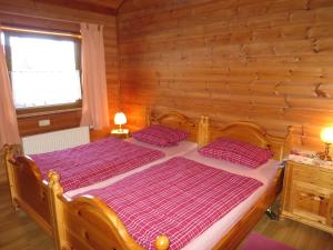 MüllenbachにあるHoliday Home Nohles-1 by Interhomeの木製の部屋にベッド2台が備わるベッドルーム1室