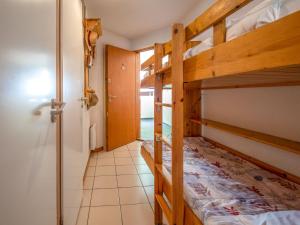 een kamer met 2 stapelbedden en een hal bij Apartment La Grande Chaume by Interhome in Les Deux Alpes