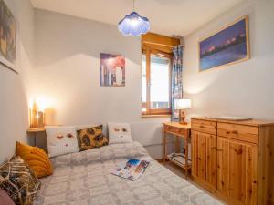 een woonkamer met een bank en een tafel bij Apartment La Grande Chaume by Interhome in Les Deux Alpes