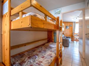 een slaapkamer met twee stapelbedden in een kamer bij Apartment La Grande Chaume by Interhome in Les Deux Alpes +13 foto's