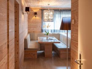 Zimmer mit einem Tisch, einer Bank und einem Fenster in der Unterkunft Apartment Chesa Sur Val 21 by Interhome in St. Moritz