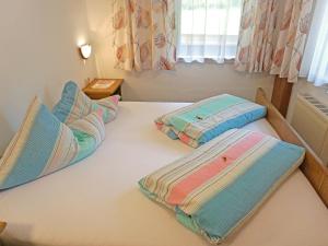 2 łóżka w pokoju z 2 poduszkami w obiekcie Apartment Falkner-1 by Interhome w mieście Oberlängenfeld