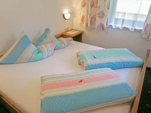 sypialnia z łóżkiem i dwiema poduszkami w obiekcie Apartment Falkner-1 by Interhome w mieście Oberlängenfeld