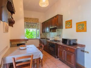 eine Küche mit einem Tisch und einem Esszimmer in der Unterkunft Holiday Home Fonte del Ceppo 1 by Interhome in Tortoreto Lido