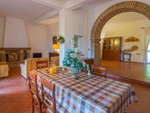 ein Esszimmer mit einem Tisch und einem karierten Tischtuch in der Unterkunft Holiday Home Fonte del Ceppo 1 by Interhome in Tortoreto Lido