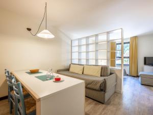sala de estar con sofá y mesa en una habitación en Apartment Universo-2 by Interhome en Pré-Saint-Didier