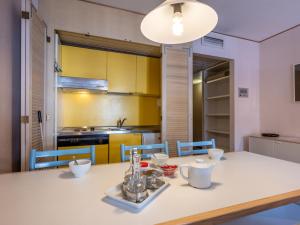 eine Küche und ein Esszimmer mit einem Tisch und Stühlen in der Unterkunft Apartment Universo-4 by Interhome in Pré-Saint-Didier