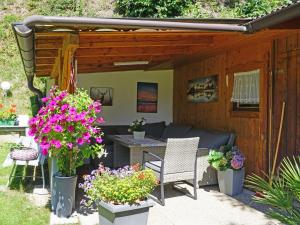- une terrasse avec un canapé et quelques fleurs dans l'établissement Apartment Walzthöni by Interhome, à Wenns
