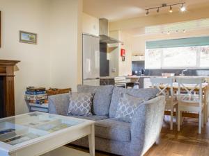 een woonkamer met een bank en een tafel bij Holiday Home Keepers by Interhome in Staffin