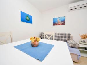 ein Zimmer mit einem Tisch mit einer Vase mit Blumen darauf in der Unterkunft Apartment Renata by Interhome in Barić Draga