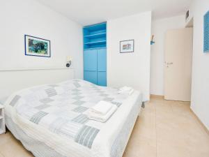 ein Schlafzimmer mit einem Bett und einer blauen Tür in der Unterkunft Apartment Renata by Interhome in Barić Draga
