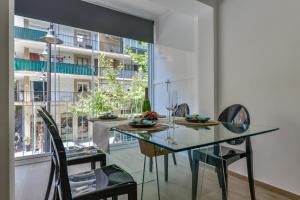 uma sala de jantar com uma mesa de vidro e cadeiras em Apartamento Miro en Calpe em Calpe