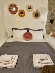 ein Schlafzimmer mit einem Bett mit zwei Handtüchern darauf in der Unterkunft Persephone in Ioulis