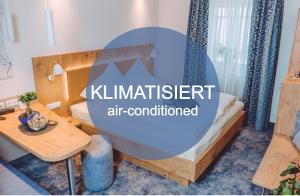 a room with a sign that reads klinswegian apartment air conditioned at Garni-Hotel Goldenes Lamm in Speyer