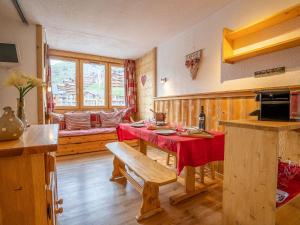 cocina con mesa y mantel rojo en Apartment Arcelle-22 by Interhome, en Val Thorens