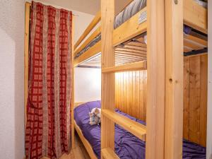 un letto a castello in una cabina con un animale di peluche di Apartment Arcelle-22 by Interhome a Val Thorens