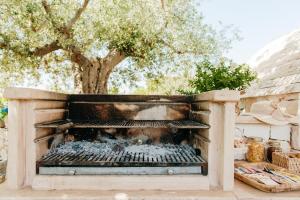 grill z drzewem w tle w obiekcie Trulli delle Sete w mieście Locorotondo