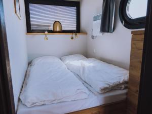 UitgeestにあるHoliday Home De Meerparel by Interhomeの窓付きの小さな部屋のベッド2台