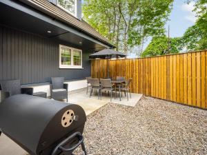 un patio con barbecue, tavolo e sedie di Holiday Home Loch Ness House by Interhome a Drumnadrochit