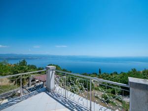 balkon z widokiem na wodę w obiekcie Holiday Home La Mer by Interhome w mieście Lovran