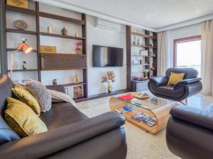 salon z kanapą i stołem w obiekcie Holiday Home La Mer by Interhome w mieście Lovran
