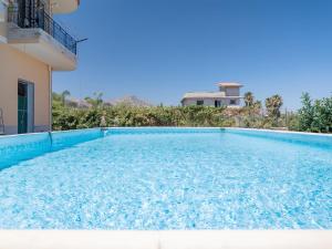 una piscina in una villa con acqua blu di Holiday Home Alice by Interhome a Ficarazzi