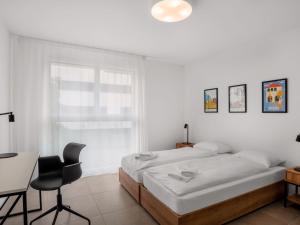 Schlafzimmer mit einem Bett, einem Schreibtisch und einem Stuhl in der Unterkunft Apartment LocTowers A3-7-3 by Interhome in Locarno
