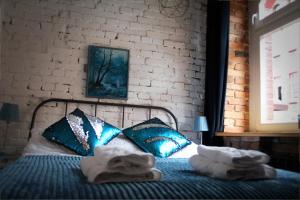 sypialnia z łóżkiem z ręcznikami w obiekcie Dom na Nikiszu w mieście Katowice