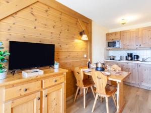 een keuken en eetkamer met een tafel en een flatscreen-tv bij Apartment Les Alpages du Corbier-7 by Interhome in Le Corbier +31 foto's