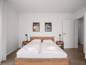 Giường trong phòng chung tại Apartment LocTowers A2-8-1 by Interhome +19 ảnh